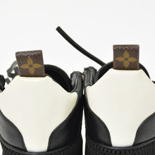 Load image into Gallery viewer, 極美品 LOUIS VUITTON ルイ ヴィトン ローリエ―トライン アンクルブーツ 1A4W5K ブラック スウェード カーフ サイズ37 中古 4b011769