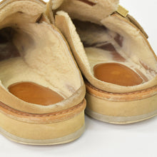 Load image into Gallery viewer, LOUIS VUITTON ルイヴィトン LVコージーライン ミュール ムートンサンダル ベージュ 1A81EN サイズ11 美品 中古 4b011832
