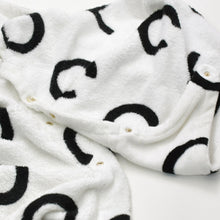 画像をギャラリービューアに読み込む, 新品同様 CHANEL シャネル ロゴ バスローブ ジャケット P74329V66015 ガウン ブラック ホワイト サイズM 中古 4b012150