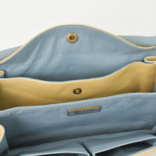 Load image into Gallery viewer, 極美品 PRADA プラダ ワンショルダーバッグ BR2396 レザー ベージュ ブルー サウンドロック マットゴールド金具 中古 4b012451