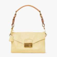 Load image into Gallery viewer, 極美品 PRADA プラダ ワンショルダーバッグ BR2396 レザー ベージュ ブルー サウンドロック マットゴールド金具 中古 4b012451