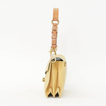 Load image into Gallery viewer, 極美品 PRADA プラダ ワンショルダーバッグ BR2396 レザー ベージュ ブルー サウンドロック マットゴールド金具 中古 4b012451
