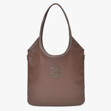Load image into Gallery viewer, 新品同様 MIUMIU ミュウミュウ Ivy Leather Bag アイビー レザーハンドバッグ 5BG231 ブラウン ロゴパッチ ゴールド金具 中古 4b012483