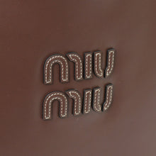 Load image into Gallery viewer, 新品同様 MIUMIU ミュウミュウ Ivy Leather Bag アイビー レザーハンドバッグ 5BG231 ブラウン ロゴパッチ ゴールド金具 中古 4b012483