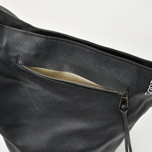 Load image into Gallery viewer, 極美品 LOEWE ロエベ アナグラム アントンスリング ショルダーバッグ レザー ブラック シルバー金具 中古 4b012575