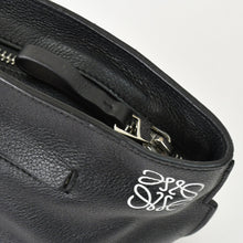 Load image into Gallery viewer, 極美品 LOEWE ロエベ アナグラム アントンスリング ショルダーバッグ レザー ブラック シルバー金具 中古 4b012575
