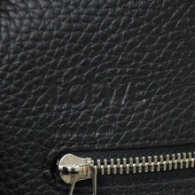 Load image into Gallery viewer, 極美品 LOEWE ロエベ Tバックパック リュック デイパック アナグラム カーフレザー ブラック シルバー金具 中古 4b012616