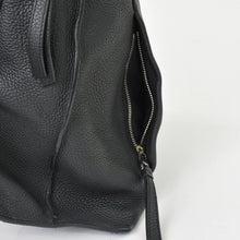 Load image into Gallery viewer, 極美品 LOEWE ロエベ Tバックパック リュック デイパック アナグラム カーフレザー ブラック シルバー金具 中古 4b012616
