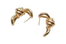 Load image into Gallery viewer, 極美品 BOTTEGAVENETA ボッテガヴェネタ ノット フープピアス 815945VAHU08120 重量約17.3g Ag925刻印 シルバ−925 GP 中古 4b001301