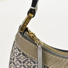 Load image into Gallery viewer, [USED/中古]LOEWE ロエベ ショルダーバッグ シルバー キャンバス レザー ゴールド金具 Bランク 中古 4b013018