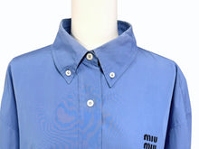 Load image into Gallery viewer, MIUMIU ミュウミュウ ポプリン 長袖ボタンダウンシャツ MK1626 サイズ40 ブルー オーバーサイズ ロゴ刺繍 美品 中古 4b001308