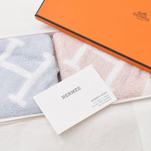 Load image into Gallery viewer, 新品未使用 HERMES エルメス ハンカチ 二枚セット A171203 ブルー ピンク ホワイト コットン ギフト 中古 4b013132