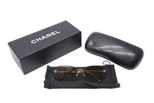 Load image into Gallery viewer, 極美品 CHANEL シャネル リムレス サングラス 4093-B c.125/13 サイズ56□16 130 ココマーク ラインストーン ブラウン ゴールド 中古 4b001356