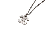 Load image into Gallery viewer, CHANEL シャネル ココマーク ネックレス アクセサリー 08V刻印 メタル ラインストーン 5.6g シルバー 美品 中古 4b001368