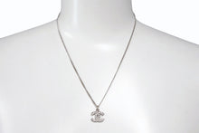 Load image into Gallery viewer, CHANEL シャネル ココマーク ネックレス アクセサリー 08V刻印 メタル ラインストーン 5.6g シルバー 美品 中古 4b001368