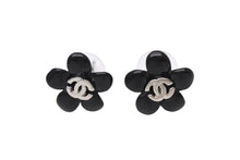 Load image into Gallery viewer, 極美品 CHANEL シャネル フラワー ココマーク ピアス 両耳 05P刻印 プラスチック メタル ブラック シルバー金具 中古 4b001374