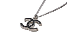 Load image into Gallery viewer, CHANEL シャネル ネックレス ココマーク アクセサリー C17V刻印 フランス製 メタル シルバー ブラック 美品 中古 4b001370