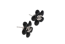 Load image into Gallery viewer, 極美品 CHANEL シャネル フラワー ココマーク ピアス 両耳 05P刻印 プラスチック メタル ブラック シルバー金具 中古 4b001374