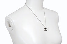 Load image into Gallery viewer, CHANEL シャネル ネックレス ココマーク アクセサリー C17V刻印 フランス製 メタル シルバー ブラック 美品 中古 4b001370