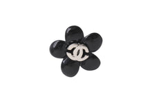 Load image into Gallery viewer, 極美品 CHANEL シャネル フラワー ココマーク ピアス 両耳 05P刻印 プラスチック メタル ブラック シルバー金具 中古 4b001374