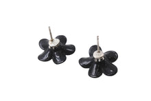 Load image into Gallery viewer, 極美品 CHANEL シャネル フラワー ココマーク ピアス 両耳 05P刻印 プラスチック メタル ブラック シルバー金具 中古 4b001374
