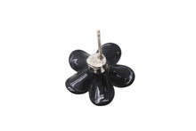 Load image into Gallery viewer, 極美品 CHANEL シャネル フラワー ココマーク ピアス 両耳 05P刻印 プラスチック メタル ブラック シルバー金具 中古 4b001374