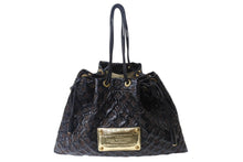 Load image into Gallery viewer, 極美品 LOUIS VUITTON ルイヴィトン ショルダーバッグ エルヴィニル スクイーチ 巾着バッグ モノグラム ブラウン ブラック キャンバス ビニール レザー ゴールド金具 中古 4b001707