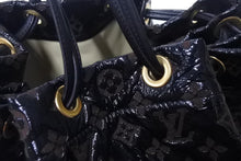 Load image into Gallery viewer, 極美品 LOUIS VUITTON ルイヴィトン ショルダーバッグ エルヴィニル スクイーチ 巾着バッグ モノグラム ブラウン ブラック キャンバス ビニール レザー ゴールド金具 中古 4b001707