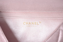 画像をギャラリービューアに読み込む, 極美品 CHANEL シャネル マトラッセ フラップバッグ ショルダーバッグ 20番台 イリディッセント ピンク ゴールド金具 美品 中古 4a001604
