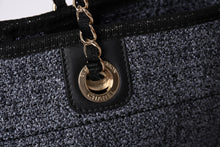 画像をギャラリービューアに読み込む, 極美品 CHANEL シャネル Deauville ドーヴィル ランダム 新作 チェーントートバッグ ツイード ネイビー ゴールド金具 中古 4a001625
