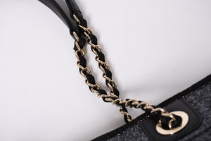 Very Good Condition CHANEL Chanel Deauville Random New Chain Tote Bag Tweed Navy Gold Hardware Used 4a001625