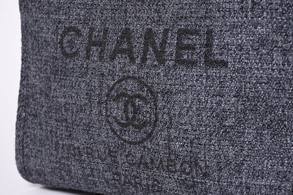 Very Good Condition CHANEL Chanel Deauville Random New Chain Tote Bag Tweed Navy Gold Hardware Used 4a001625