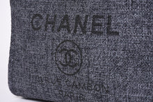 画像をギャラリービューアに読み込む, 極美品 CHANEL シャネル Deauville ドーヴィル ランダム 新作 チェーントートバッグ ツイード ネイビー ゴールド金具 中古 4a001625