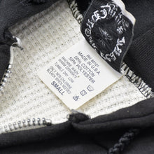 Load image into Gallery viewer, CHROME HEARTS クロムハーツ オールド スクロールラベル ロゴ サーマル ダガー ジップアップ フーディー サイズS ブラック ホワイト コットン シルバー金具 美品 中古 4b011920