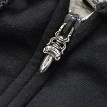 Load image into Gallery viewer, CHROME HEARTS クロムハーツ オールド スクロールラベル ロゴ サーマル ダガー ジップアップ フーディー サイズS ブラック ホワイト コットン シルバー金具 美品 中古 4b011920