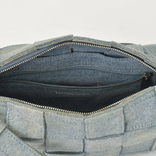 画像をギャラリービューアに読み込む, BOTTEGA VENETA ボッテガヴェネタ マキシイントレチャート カセット ショルダーバッグ デニム生地 インディゴウォッシュド ハンドバッグ 美品 中古 4a002092