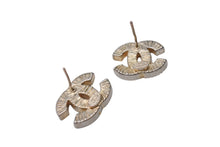 Load image into Gallery viewer, CHANEL シャネル ココマーク ピアス 重量約6.6g D13V刻印 ゴールド イエロー メタル 両耳用 美品 中古 4b001039