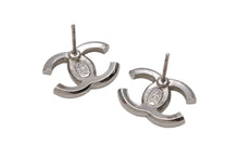 Load image into Gallery viewer, CHANEL シャネル ココマーク ピアス 重量約2.7g 17S刻印 シルバー レッド メタル ラインストーン 両耳用 美品 中古 4b001043