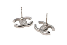 Load image into Gallery viewer, CHANEL シャネル ココマーク ピアス 重量約2.7g 17S刻印 シルバー レッド メタル ラインストーン 両耳用 美品 中古 4b001043