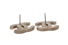 Load image into Gallery viewer, CHANEL シャネル ココマーク ピアス 重量約9.2g B12P刻印 ブラック ゴールド GP メタル 両耳用 美品 中古 4b001033