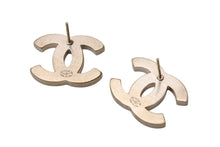 Load image into Gallery viewer, CHANEL シャネル ココマーク ピアス 重量約9.2g B12P刻印 ブラック ゴールド GP メタル 両耳用 美品 中古 4b001033