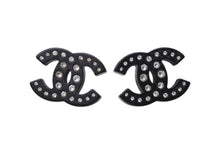 Load image into Gallery viewer, CHANEL シャネル ココマーク ピアス 重量約3.7g D19B刻印 レジン ラインストーン ブラック クリア 両耳用 美品 中古 4b001038