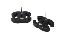 Load image into Gallery viewer, CHANEL シャネル ココマーク ピアス 重量約3.7g D19B刻印 レジン ラインストーン ブラック クリア 両耳用 美品 中古 4b001038