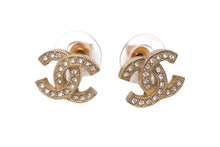 Load image into Gallery viewer, CHANEL シャネル ココマーク ピアス 重量約2.9g C22A刻印 メタル ラインストーン GP ゴールド クリア 両耳用 美品 中古 4b001068