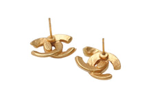 Load image into Gallery viewer, 極美品 CHANEL シャネル ココマーク ピアス 重量約3.7g 00T刻印 バイカラー ゴールド アイボリー メタル GP 両耳用 中古 4b001058