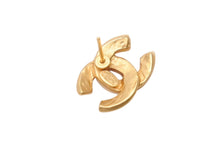 Load image into Gallery viewer, 極美品 CHANEL シャネル ココマーク ピアス 重量約3.7g 00T刻印 バイカラー ゴールド アイボリー メタル GP 両耳用 中古 4b001058