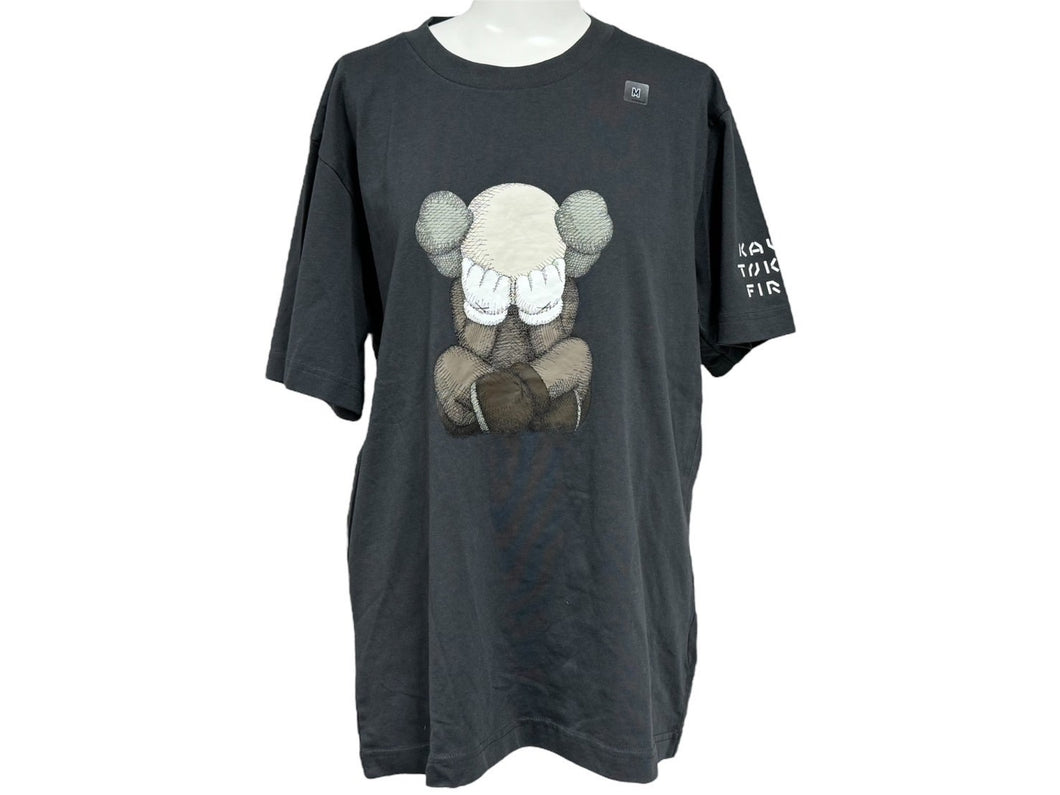 新品未使用 KAWS UNIQLO カウズ ユニクロ 半袖Ｔシャツ トップス クールネック ダークグレー サイズM 中古 30209