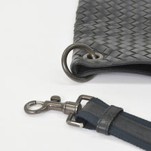 Load the image into the gallery viewer. 極美品 BOTTEGA VENETA ボッテガヴェネタ ショルダーバッグ イントレチャート 172736 V465C 1000 ブラック レザー 中古 4a003189