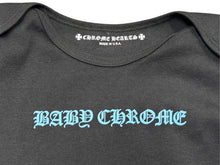 Load image into Gallery viewer, 新品未使用 CHROME HEARTS クロムハーツ キッズ BABY CHROME ベイビークロム 長袖Tシャツ サイズ18 MONTHS フローラル 中古 4b003237