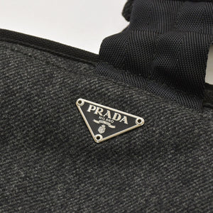 極美品 PRADA プラダ ボディバッグ ハーネスバッグ トライアングルロゴ グレー ブラック シルバー金具 中古 4a003315